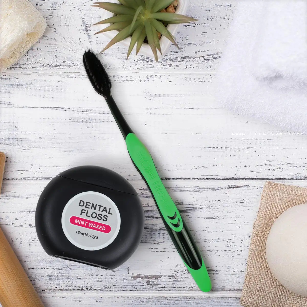 Cepillo Dental con Hilo Dental, Color Verde