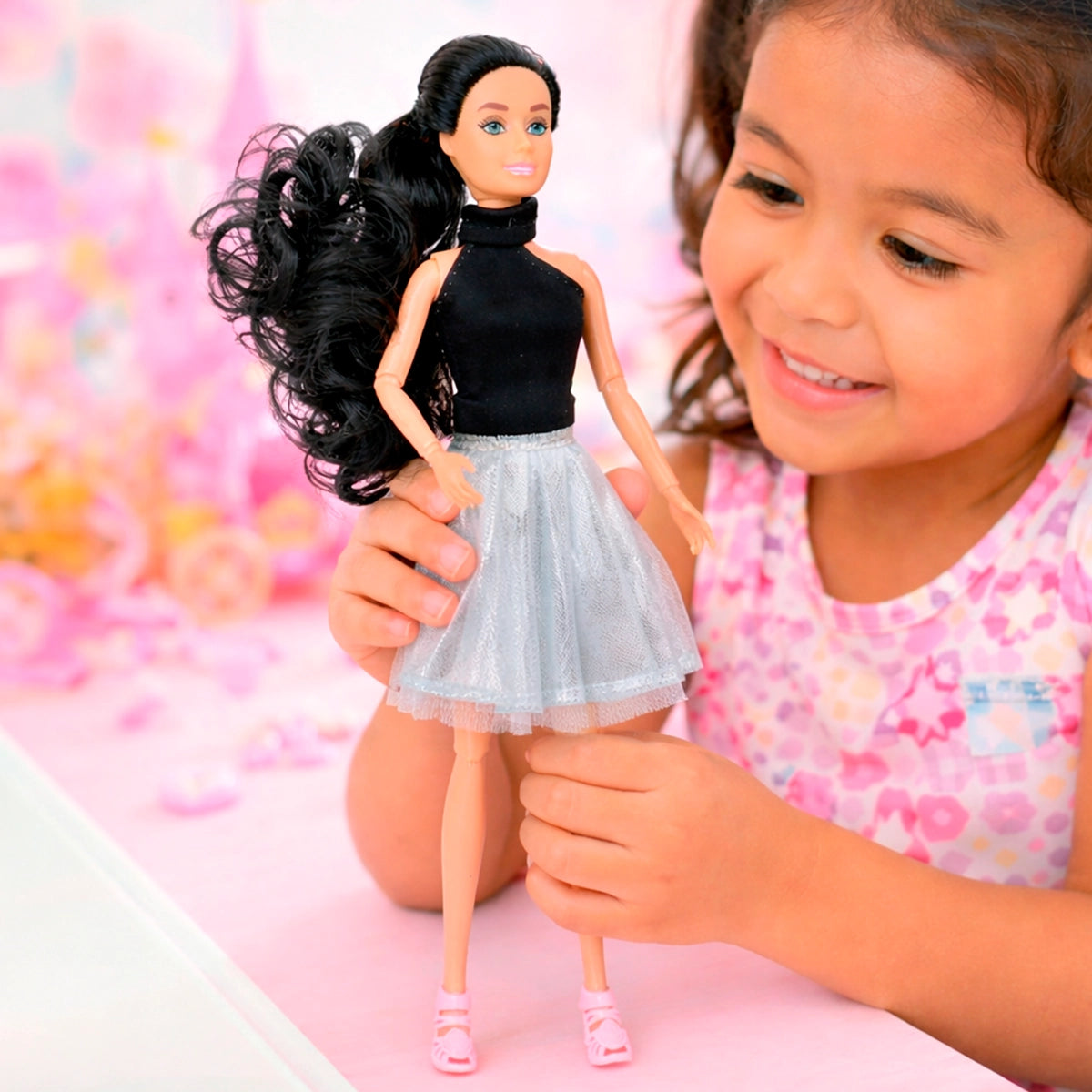 Muñeca con Vestido Brillante, Color Gris