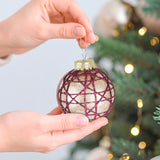 Esferas Navideñas Brillantes con Diseño en Glitter Vino, 2 pzas