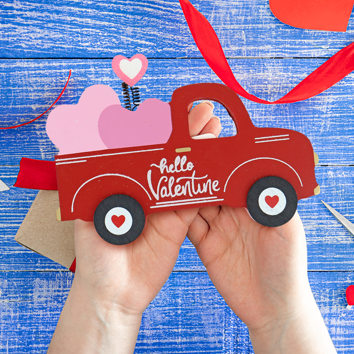 MDF Decorativo Camioneta Hello San Valentín, color Rojo