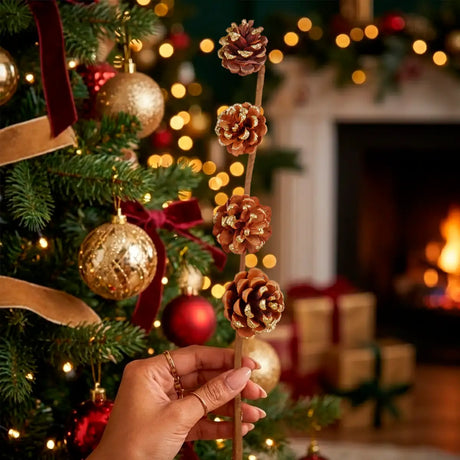Follaje Navideño Decorativo, Piñas, Color Oro