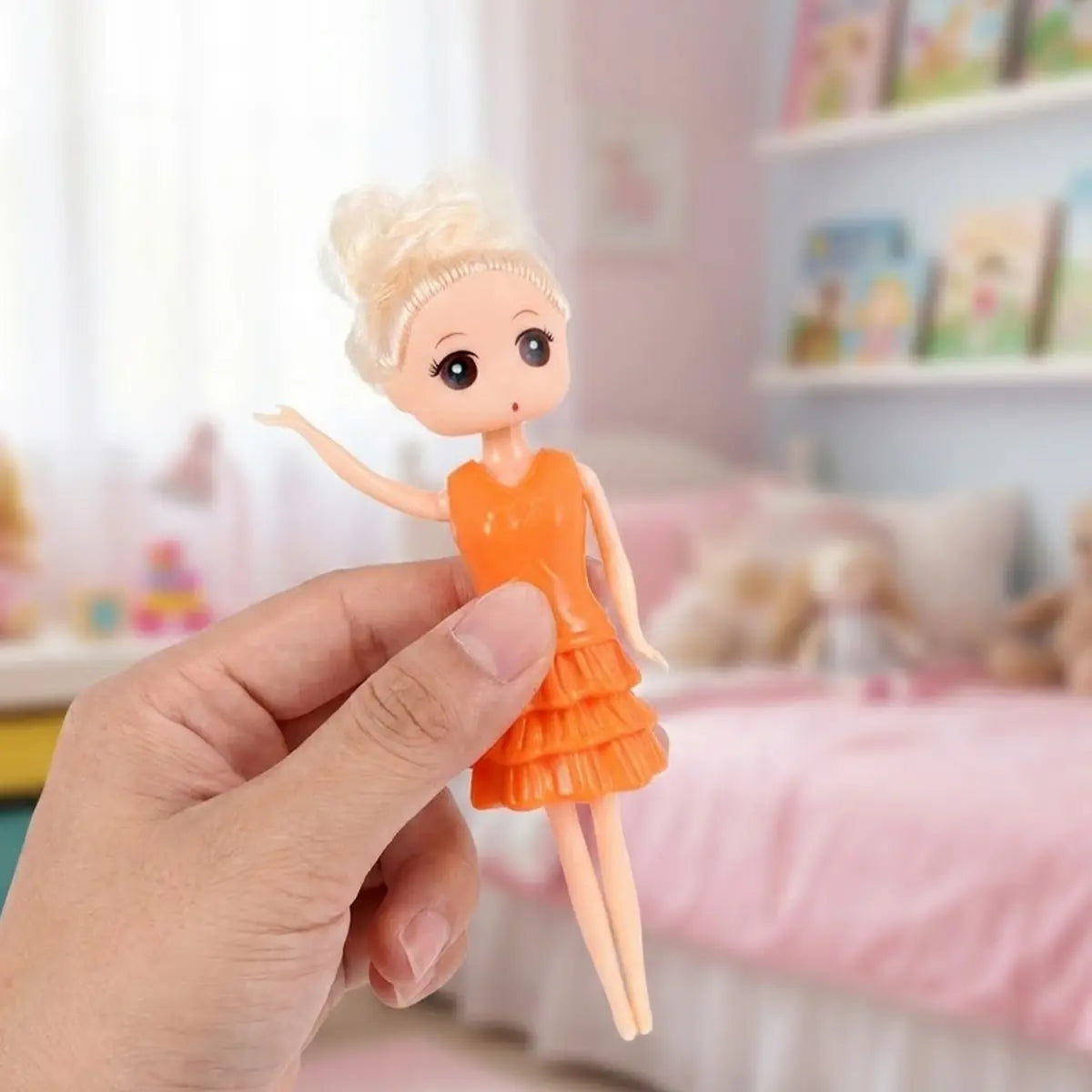 Mini Muñeca con Vestido y Accesorios, Color Naranja