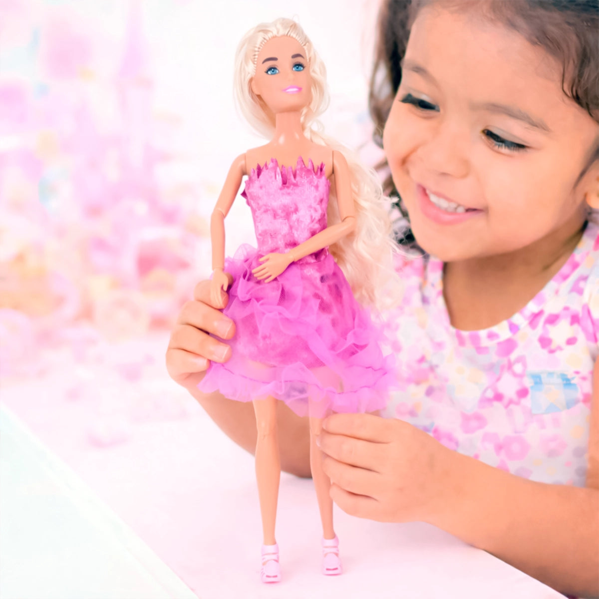 Muñeca con Vestido Brillante, Color Rosa