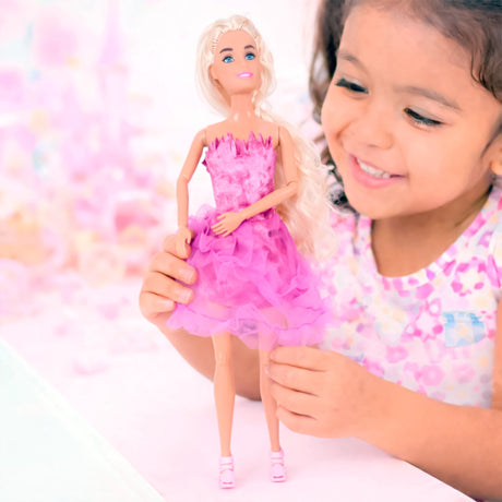 Muñeca con Vestido Brillante, Color Rosa