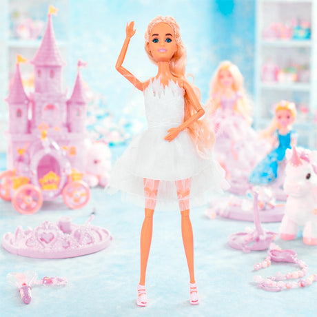 Muñeca con Vestido Brillante, Color Blanco