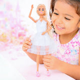 Muñeca con Vestido Brillante, Color Blanco